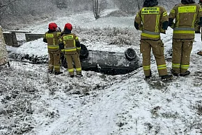 Pierwsze skutki zimy, samochód w rowie-110018