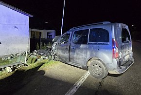 Auto zjechało na przeciwległy pas i wbiło się w ogrodzenie-110337