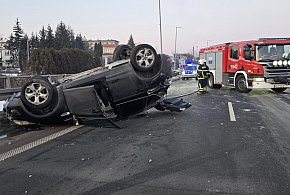 Zderzenie dwóch Fordów. Jeden samochód dachował