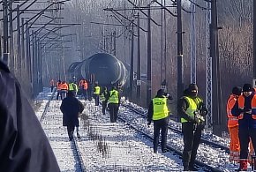 Trwają prace przy wykolejonym pociągu