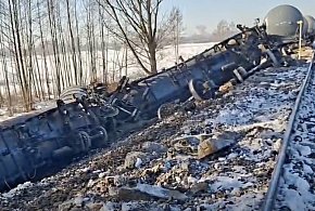 Prace przy wykolejonym pociągu wciąż trwają. Służby działają dzień i noc