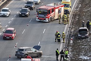 Zderzenie na S7. Jedno auto rozbiło się o bariery