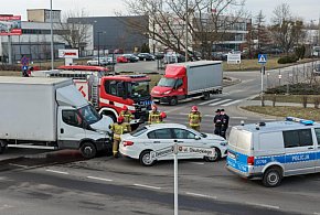 Zderzenie dwóch aut. Ruch odbywa się wahadłowo