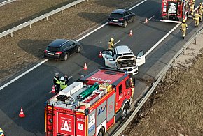 BMW uderzyło w bariery na trasie S7. Jedna osoba trafiła do szpitala