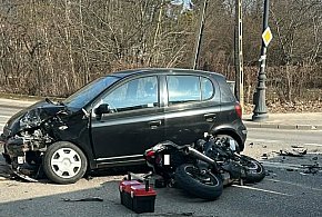 Groźny wypadek w Konstancinie – zderzenie motocykla z autem