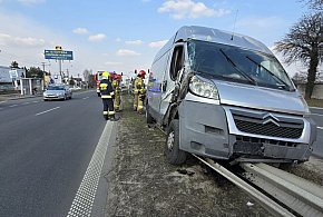 Zderzenie auta dostawczego z ciężarówką