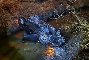 Ucieczka ulicami Piaseczna zakończona dachowaniem w rzece