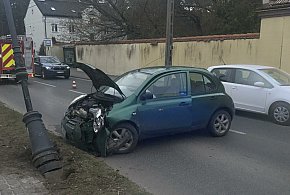 Wjechała w latarnię