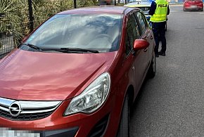 Corsa z Francji na nielegalnych tablicach