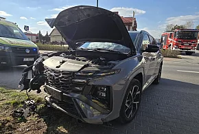 Wjechała w ogrodzenie! Pomyliła biegi?