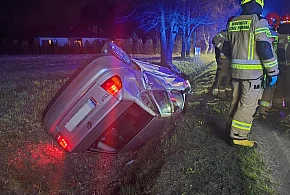 Chciał wyprzedzić, dachował w rowie. Policja zakuła kierowcę w kajdanki