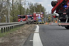 Ciężarówka uderzyła w bariery