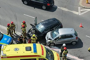 Zderzenie dwóch aut i utrudnienia na ruchliwym skrzyżowaniu