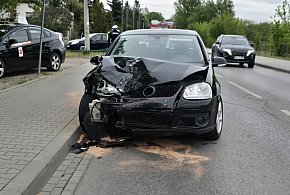 Zderzenie dwóch samochodów na ul. Chyliczkowskiej. Utrudnienia w ruchu