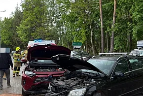 Czołowe zderzenie w Wilczej Górze. Mercedes zjechał na przeciwległy pas