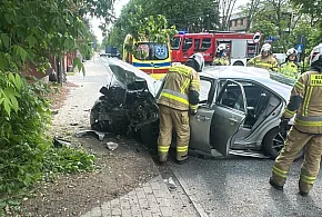 Wypadek na Mirkowskiej. Auto rozbiło się na drzewie