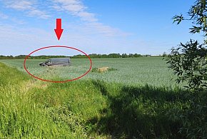Zderzenie w Garbatce. Jeden z pojazdów zakończył jazdę w polu