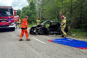 Czołowe zderzenie ze śmieciarką. Droga zablokowana