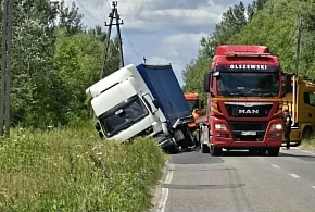 Ciężarówka w rowie