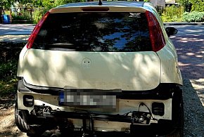 Chciał wyrwać korzeń samochodem. Stracił zderzak i dostał mandaty