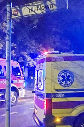 Zapatrzył się w telefon i wszedł pod samochód-2690