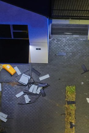 Elektrykiem wjechała w dom-2710