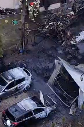 Spłonęły dwa samochody i garaż-2715