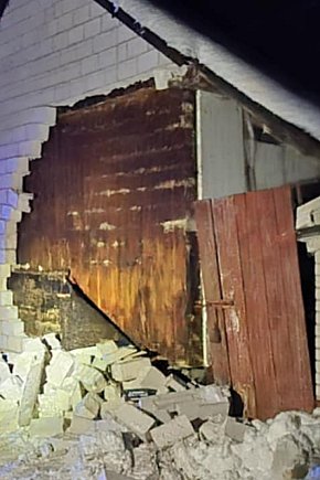 Podczas odśnieżania uszkodził ścianę budynku-2739