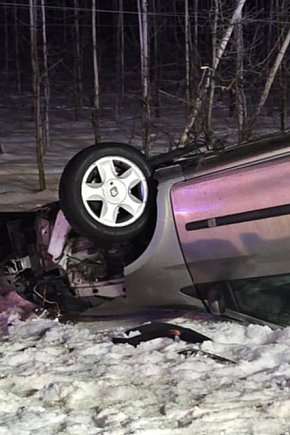 Uderzył w przystanek i dachował-2741