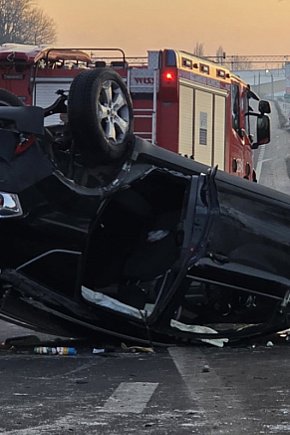 Zderzenie dwóch Fordów. Jeden samochód dachował-2749