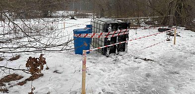 Niebezpieczne odpady porzucone przy drodze. Policja szuka sprawców