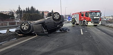 Zderzenie dwóch Fordów. Jeden samochód dachował