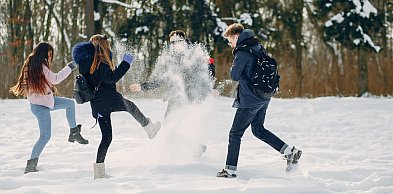 Szkoły otwarte mimo mrozów. Decyzja władz wywołała gorącą dyskusję