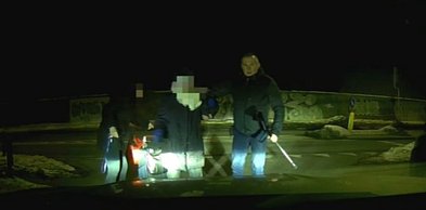 Policjant ratuje seniorkę w mroźny weekend