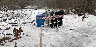 Niebezpieczne odpady porzucone przy drodze. Policja szuka sprawców