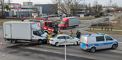 Zderzenie dwóch aut. Ruch odbywa się wahadłowo