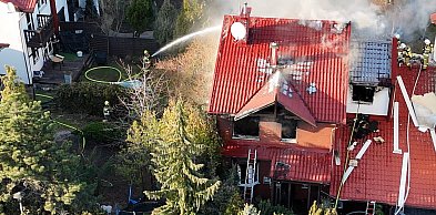 Pożar domu w Nowej Iwicznej. W akcji 11 zastępów straży pożarnej