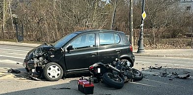 Groźny wypadek w Konstancinie – zderzenie motocykla z autem