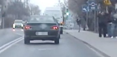 Porzucił samochód i uciekał na piechotę