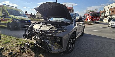 Wjechała w ogrodzenie! Pomyliła biegi?