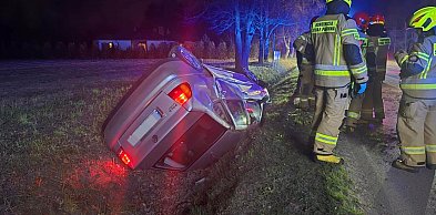 Chciał wyprzedzić, dachował w rowie. Policja zakuła kierowcę w kajdanki