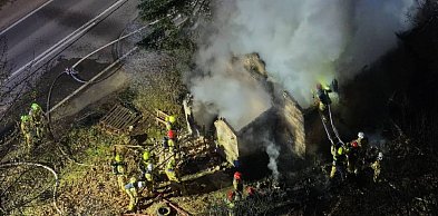 Nocny pożar w Łosiu. Ogień strawił dach budynku