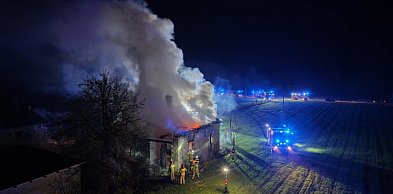 Płomienie strawiły budynek. Walczyło 10 jednostek straży