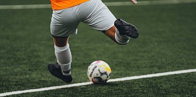 Dlaczego sędzia dolicza tyle minut – jak liczy się czas gry?