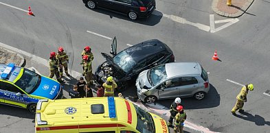 Zderzenie dwóch aut i utrudnienia na ruchliwym skrzyżowaniu