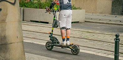 Jak prawidłowo ładować hulajnogę elektryczną i inne pojazdy mikromobilności?