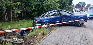 Wypadł z drogi i dachował