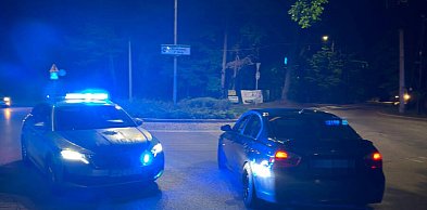 Pijany kierowca zasnął za kierownicą BMW na środku ulicy