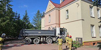 Ciężarówka uderzyła w budynek szkoły. Kierowca trafił do szpitala