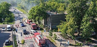Pożar w pustostanie kolejowym. Jedna osoba trafiła do szpitala